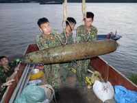 Trục vớt thành công quả bom ở sông Hồng gần cầu Long Biên
