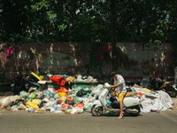 Phố phường Hà Nội ngập tràn trong 'biển rác'