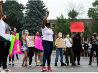 Giới trẻ Mỹ biểu tình phản đối việc một học sinh bị giam giữ vì... không làm bài tập