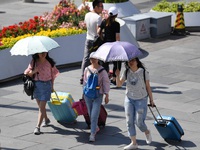 Trung Quốc ban bố cảnh báo vàng về nắng nóng trong bối cảnh lũ lụt lan rộng