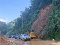 Mưa lũ, sạt lở đất ở Hà Giang: Giao thông ùn ứ nhẹ, vẫn có nguy cơ đất đá đổ xuống