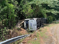 Hiện trường vụ lật xe khách làm 13 người thiệt mạng tại Quảng Bình