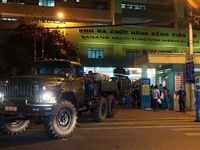 Bộ Tư lệnh Quân khu 5 phun hóa chất khử trùng Bệnh viện C và Bệnh viện Đà Nẵng