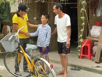Chàng trai Hà Tĩnh ‘hồi sinh' hàng trăm xe đạp cũ, tặng học sinh nghèo