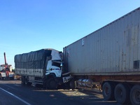 Xe tải đối đầu xe container, 3 người thương vong