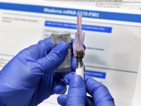 Những ai sẽ được tiêm vaccine COVID-19 đầu tiên tại Mỹ?