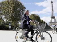 Nhanh, tiện lợi, trào lưu đi xe đạp 'nở rộ' tại Paris