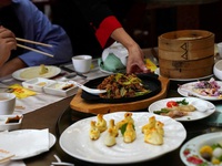 Nhà hàng Trung Quốc dùng nhiều tuyệt chiêu để chống lãng phí thực phẩm