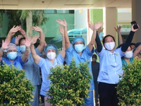 Xúc động thời khắc dỡ phong tỏa Bệnh viện Đà Nẵng
