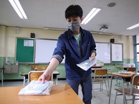 Gần 200 học sinh và nhân viên mắc COVID-19, Hàn Quốc đóng cửa trường học