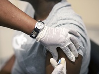 Mỹ để ngỏ khả năng phê chuẩn khẩn cấp một vaccine tiềm năng ngừa COVID-19