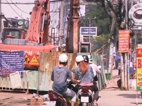 Người dân TP.HCM khốn khổ vì lô cốt, rào chắn trên đường phố
