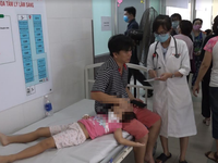 Hàng chục học sinh TP.HCM nhập viện nghi do ngộ độc thực phẩm
