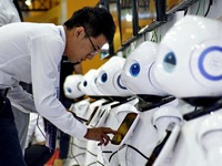 Trung Quốc đẩy mạnh ứng dụng robot và trí tuệ nhân tạo vào đời sống