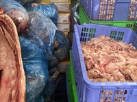 Phát hiện hơn 1,46 tấn thịt lợn đã qua sơ chế chảy nước, bốc mùi hôi thối