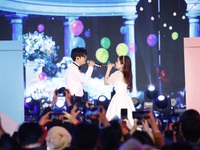 Dương Hoàng Yến diện váy cưới tay trong tay cùng Bùi Anh Tuấn trong 'Vũ khúc ánh sáng - Countdown 2021'
