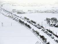Hơn 1.200 phương tiện mắc kẹt do tuyết rơi dày đặc ở Nhật Bản