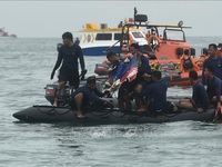 Xác định danh tính nạn nhân đầu tiên và vị trí hộp đen vụ máy bay rơi ở Indonesia