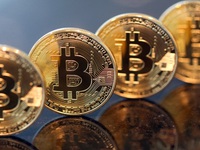 Bitcoin 'điên cuồng' tăng giá, cho chứng khoán và vàng 'hít khói'