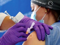 Nhân viên y tế Mỹ ngần ngại tiêm vaccine COVID-19