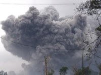 Núi lửa Semeru tại Indonesia phun tro bụi 5km lên bầu trời