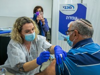 Hàng trăm người dân Israel mắc COVID-19 dù đã tiêm vaccine
