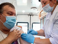 Nga xem xét cấp giấy chứng nhận cho những người được tiêm vaccine ngừa COVID-19