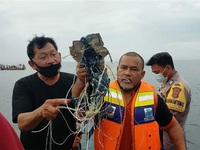 Xác máy bay Indonesia rơi đang nằm dưới mặt biển hơn 20m
