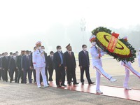 Lãnh đạo Đảng, Nhà nước và các đại biểu Quốc hội vào Lăng viếng Chủ tịch Hồ Chí Minh
