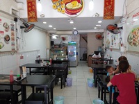 Hàng quán tại TP Hồ Chí Minh vắng khách trong ngày đầu mở bán tại chỗ