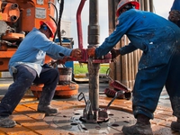 Mỹ “bơm” thêm dầu ra thị trường để “hạ nhiệt” giá hàng hóa