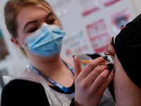 Hàng trăm nghìn người cố gắng đăng ký tiêm mũi tăng cường, trang web của cơ quan y tế Anh bị sập