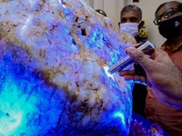 Chiêm ngưỡng viên đá quý sapphire xanh khổng lồ, nặng gần ⅓ tấn