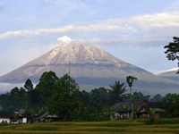 Núi lửa Semeru của Indonesia lại phun trào, phun cột tro bụi cao 2.000m