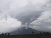 Người dân Indonesia khốn đốn vì núi lửa hoạt động
