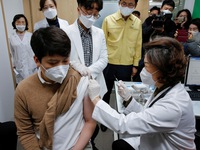 Hàn Quốc tiêm phòng cho nhân viên y tế tuyến đầu