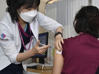 Hàn Quốc bắt đầu tiêm chủng vaccine ngừa COVID-19, kết thúc đợt đầu trong tháng 3