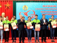 Senior Party official present gifts to workers, poor people in Thai Binh