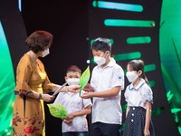 CTCP Đầu tư Thương mại Úc Việt cùng Cặp lá yêu thương 'vẽ bình minh' cho trẻ em nghèo