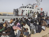 Giải cứu khoảng 100 người di cư ngoài khơi Libya