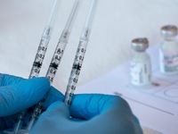 Mỹ: Vaccine của Pfizer-BioNTech và Moderna đạt hiệu quả 90% trong thực tế