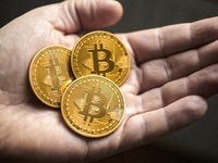 Bitcoin trượt khỏi mức kỷ lục 61.000 USD/BTC