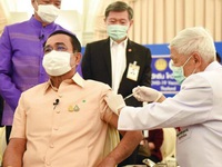 Thủ tướng Thái Lan tiên phong tiêm vaccine COVID-19 của AstraZeneca