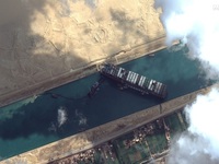 Kinh tế toàn cầu bị “thổi bay” 400 triệu USD/giờ do kênh đào Suez tắc nghẽn