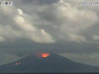 Núi lửa Otake ở Nhật Bản phun trào, hất đất đá văng xa hàng trăm mét