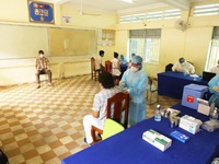 Phnom Penh cấm bán rượu để chống dịch COVID-19