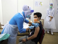 Hàng trăm nhân viên y tế Malaysia mắc COVID-19 sau khi tiêm vaccine
