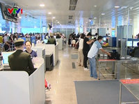Khu vực soi chiếu an ninh sân bay Tân Sơn Nhất không còn ùn ứ