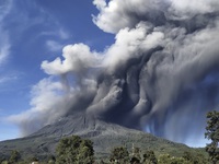 Núi lửa Sinabung (Indonesia) phun trào, đẩy tro bụi cao 1.000m lên không trung