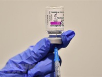 Australia điều tra trường hợp đông máu sau tiêm vaccine AstraZeneca